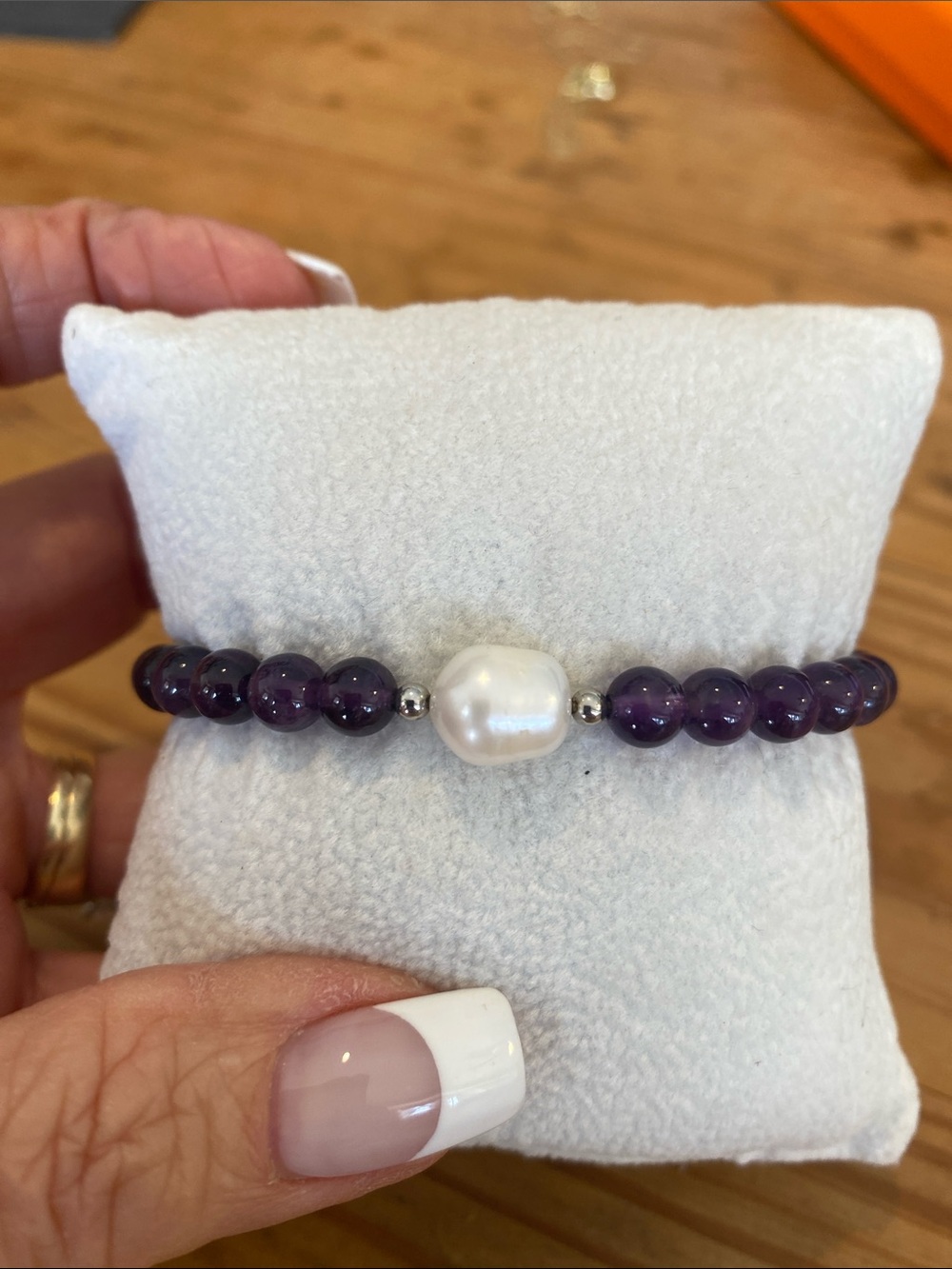 Purple Amethyst Bead Bracelet with Central White Pearl